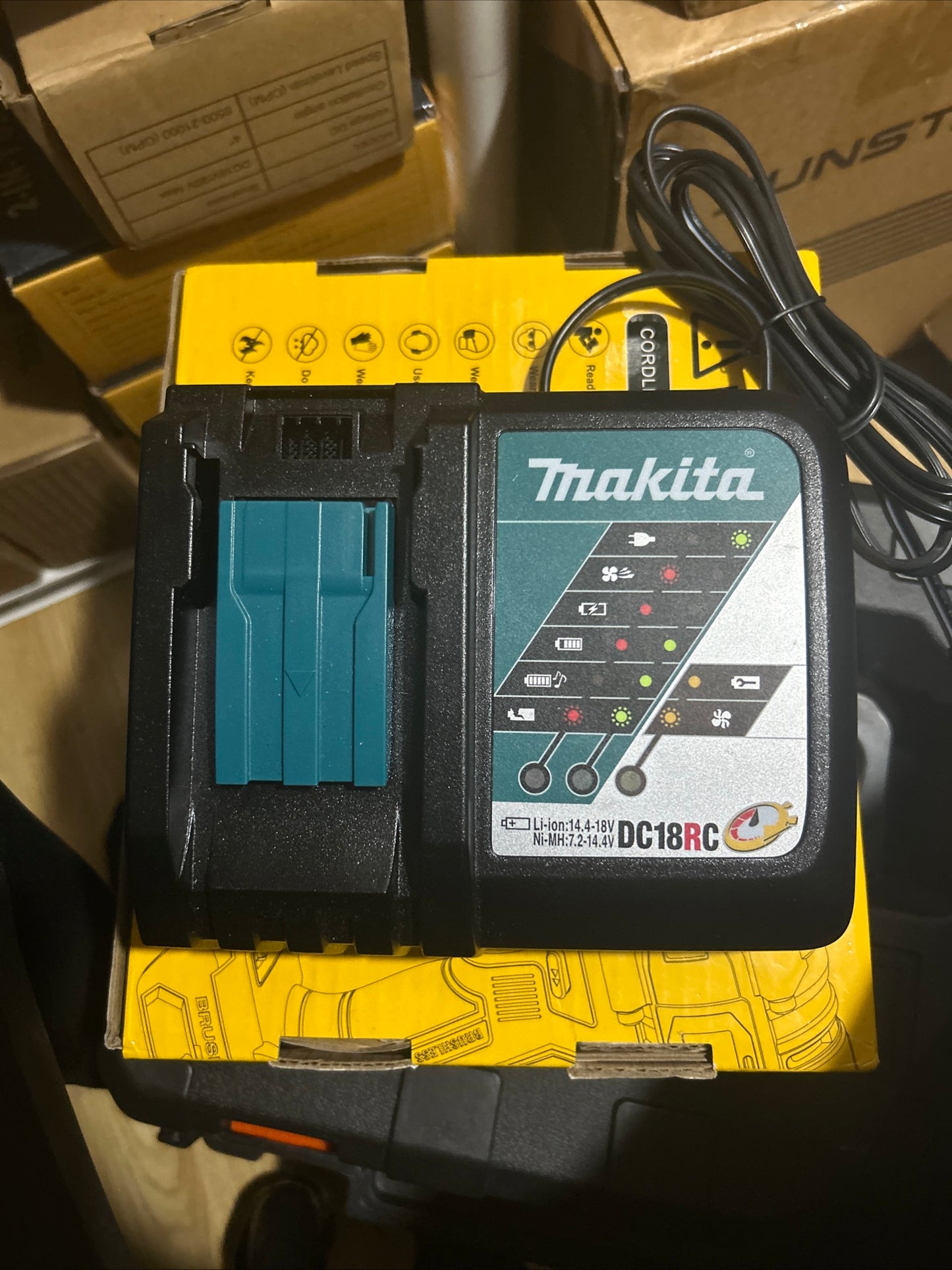 Cargador makita